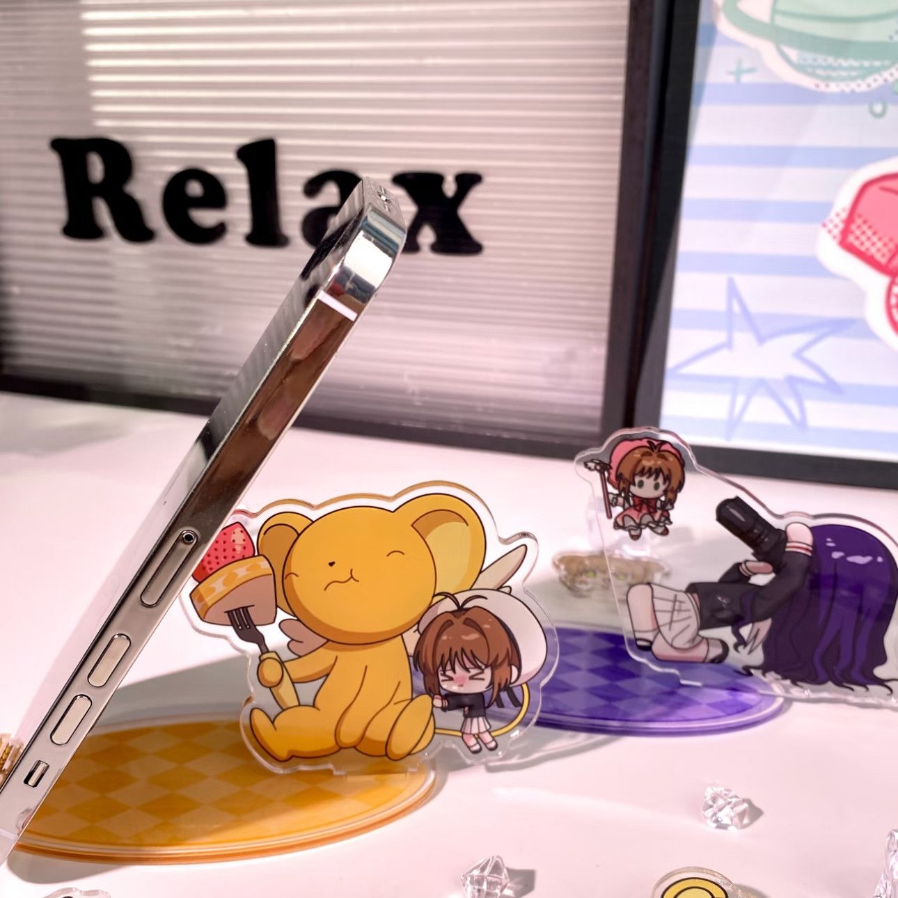 Acrylic Cosplay Prop - カードキャプターさくら シャオケ ファンメイドのスマホスタンド アクリル製デスクトップデコレーション 友達へのプレゼント かわいいデコレーション