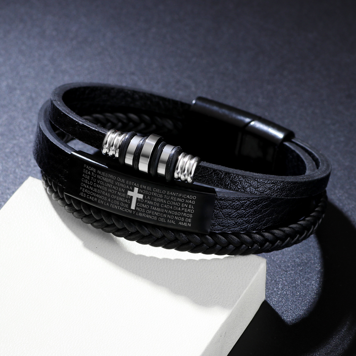 男性用三重層編み込みレザーブレスレット、クロス刻印タグ、マグ - Magnetic Clasp Cosplay のレビューと価格