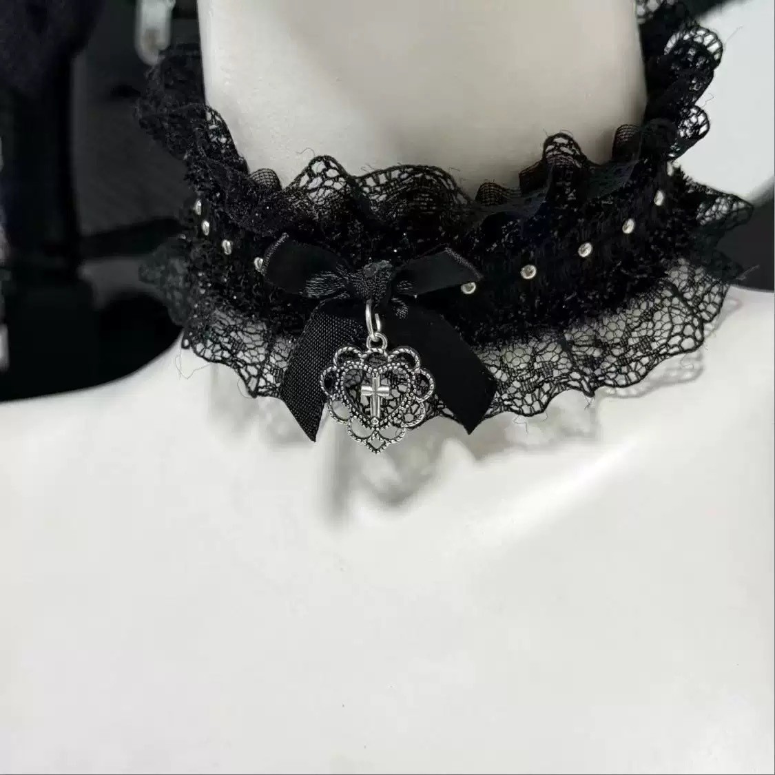 ゴスブラックレースチョーカー、ボウ＆クロスハートペンダント付 - Magnetic Clasp Cosplay のレビューと価格