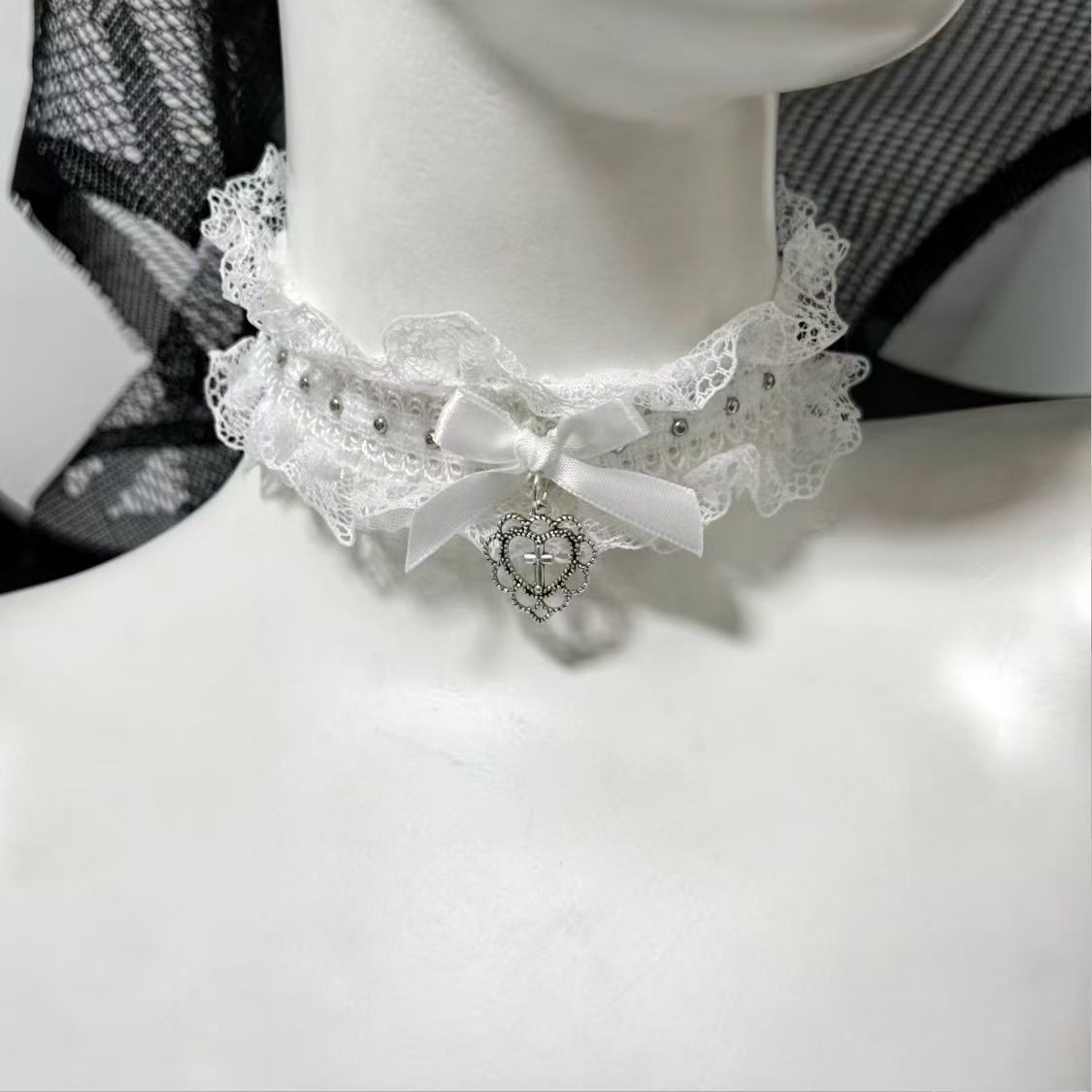 ゴスブラックレースチョーカー、ボウ＆クロスハートペンダント付 - Magnetic Clasp Cosplay のレビューと価格